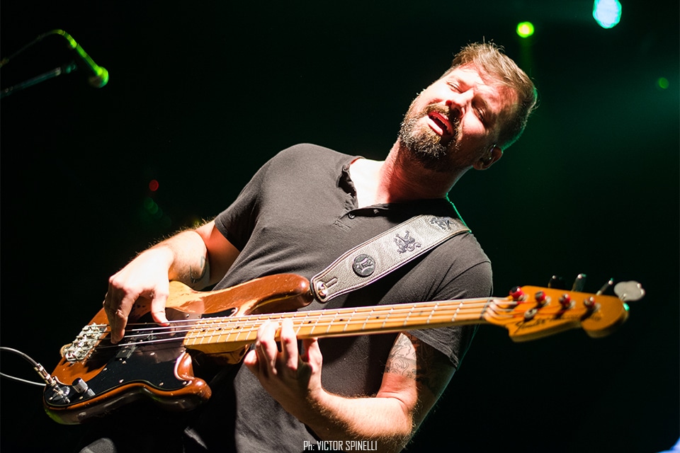 Richie Kotzen presentó disco en Flores - Sea por curiosidad o por una perpetua necesidad de movimiento, Richie Kotzen nunca se queda quieto. Solo por aburrimiento, por ejemplo, decidió dejar la púa y aprender a tocar la eléctrica a dedo pelado. También pasó por casi todos los estilos que el rock ha dado: glam con Poison; hard rock con Mr. Big, Forty Deuce y The Winery Dogs; jazz, fusión y funk con Vertu y Greg Howe. Y todo eso junto en su veintena de discos solistas. Material de sobra, entonces, para esta nueva visita a nuestro país, centrada en su catálogo en solitario y, sobre todo, en su trabajo más reciente, “Salting Earth”, su disco número 24. dbd1cb09 168e 4858 8a3b cd8d1648af4f