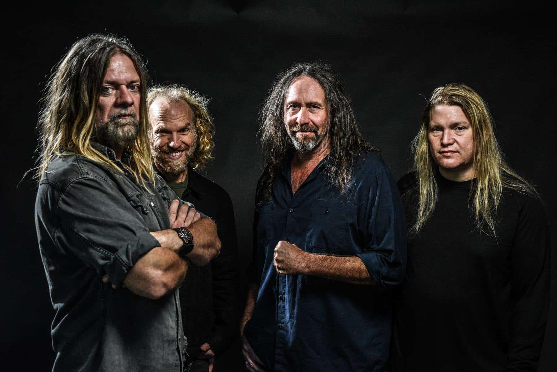 Corrosion of Conformity: "Fue grandioso que Queen nos haya reconocido" - "Estoy sentado bajo el sol esta mañana -dice el fundador de Corrosion of Conformity del otro lado del teléfono-. Tengo que cuidar a mis dos chicos que están jugando, pero todo bien". Desde que Woody Weatherman atiende su celular, hay una cuota de humildad y de felicidad que se mantendrá durante toda la nota. dcc78f4c a6cc 4e3f 8d83 65d24a0c7118