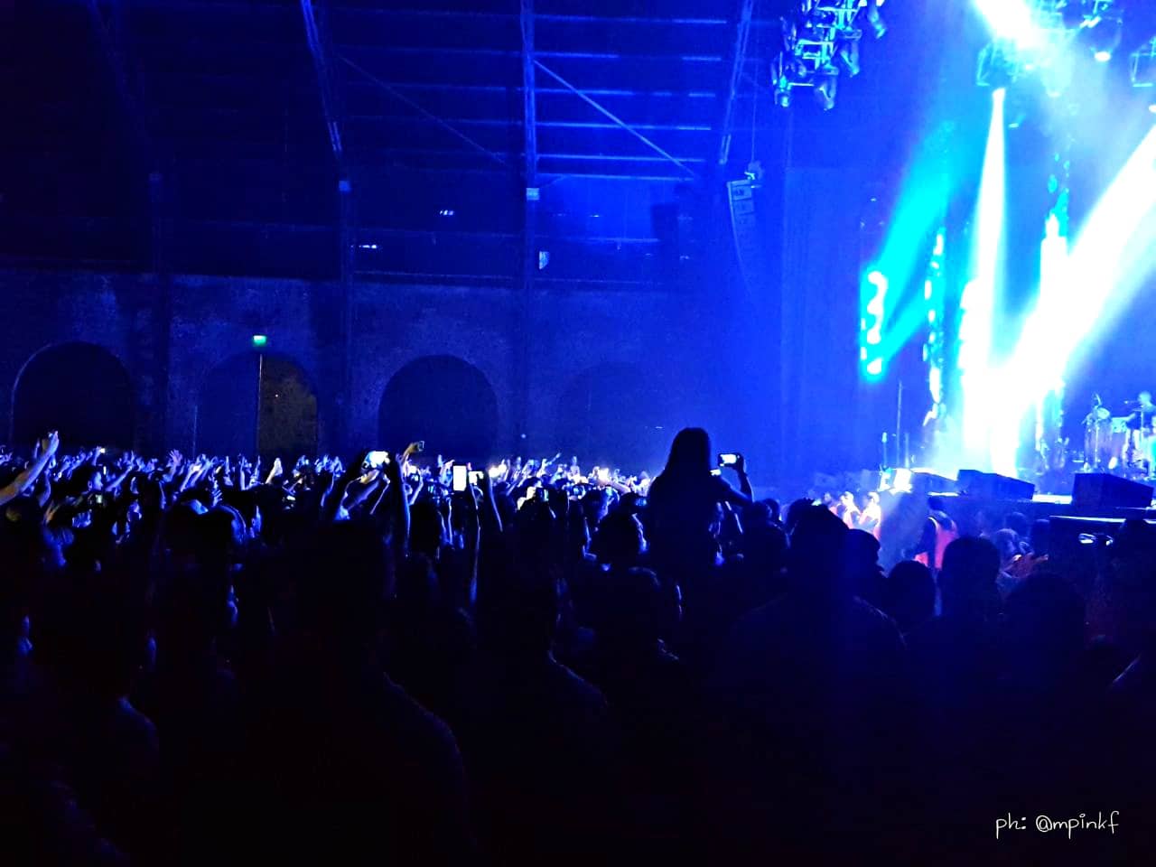 Demoledor show de Residente en Rosario - El boricua llevó su gira internacional a Rosario en lo que fue una noche inolvidable y enérgica. Dio junto a su excelsa banda cosmopolita un gran concierto conformado por las nuevas canciones de su álbum homónimo y los hits inoxidables y bailables de Calle 13. Salvo algunos momentos de paz, como cuando sonó "Milo" (la canción que le escribió al hijo que tuvo con la argentina Sole Fandiño), las dos horas y media de Residente fueron a pura explosión. ddc24f00 77fb 49b8 b014 c47c900fd56d