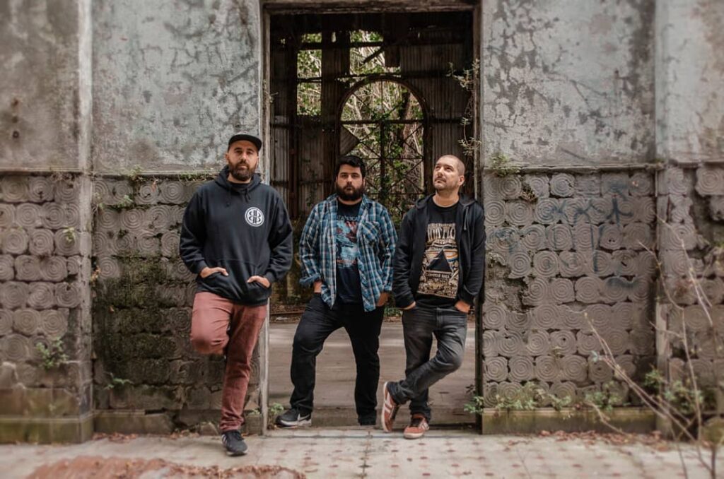 De La Gran Piñata - Los conciertos exitosos en convocatoria coronaron un gran año para De La Gran Piñata, que lanzó su primer video oficial de “Montaña rusa” y cerró con un nuevo show en La Trastienda. La banda siguió girando por el país en 2013 y realizó una serie de shows con un feliz denominador común: localidades agotadas tanto en Rosario y Buenos Aires. A comienzos de 2014 tocaron en Teatro Vorterix y en abril en Teatro Flores. En julio regrabó en vivo en La Trastienda su disco debut, lanzado luego en noviembre bajo el nombre de "Miércoles en vivo". De La Gran Piñata