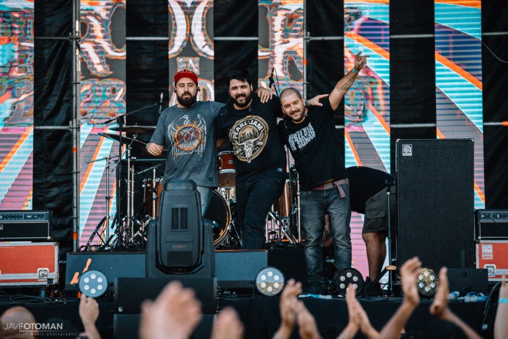De La Gran Piñata - Los conciertos exitosos en convocatoria coronaron un gran año para De La Gran Piñata, que lanzó su primer video oficial de “Montaña rusa” y cerró con un nuevo show en La Trastienda. La banda siguió girando por el país en 2013 y realizó una serie de shows con un feliz denominador común: localidades agotadas tanto en Rosario y Buenos Aires. A comienzos de 2014 tocaron en Teatro Vorterix y en abril en Teatro Flores. En julio regrabó en vivo en La Trastienda su disco debut, lanzado luego en noviembre bajo el nombre de "Miércoles en vivo". De La Gran Piñata