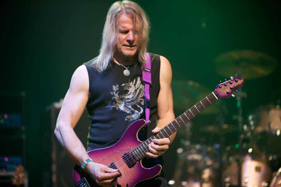 Steve Morse: "El próximo disco de Deep Purple será trabajado de una manera diferente" - En Florida, Estados Unidos, son las diez y media de la mañana. Al momento de hacer esta entrevista, la voz de Steve Morse suena como si estuviera comiendo unos cereales o un pedazo de tostada. Lo único que podría desconcentrarlo de su desayuno, parece, sería charlar sobre Deep Purple. Ahí es cuando al guitarrista se le aclara la garganta. deeppurple