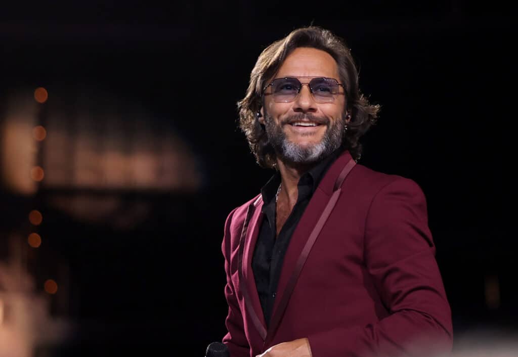 Diego Torres - Diego Torres nació en Buenos Aires el 9 de marzo de 1971. Heredó el talento de su madre Lolita Torres, una de las artistas más queridas en el mundo del espectáculo argentino. Ya adolescente formó una banda a la que llamó La Marca. Paralelamente a este proyecto musical en 1989 Torres incursionó en la TV como actor. Diego Torres
