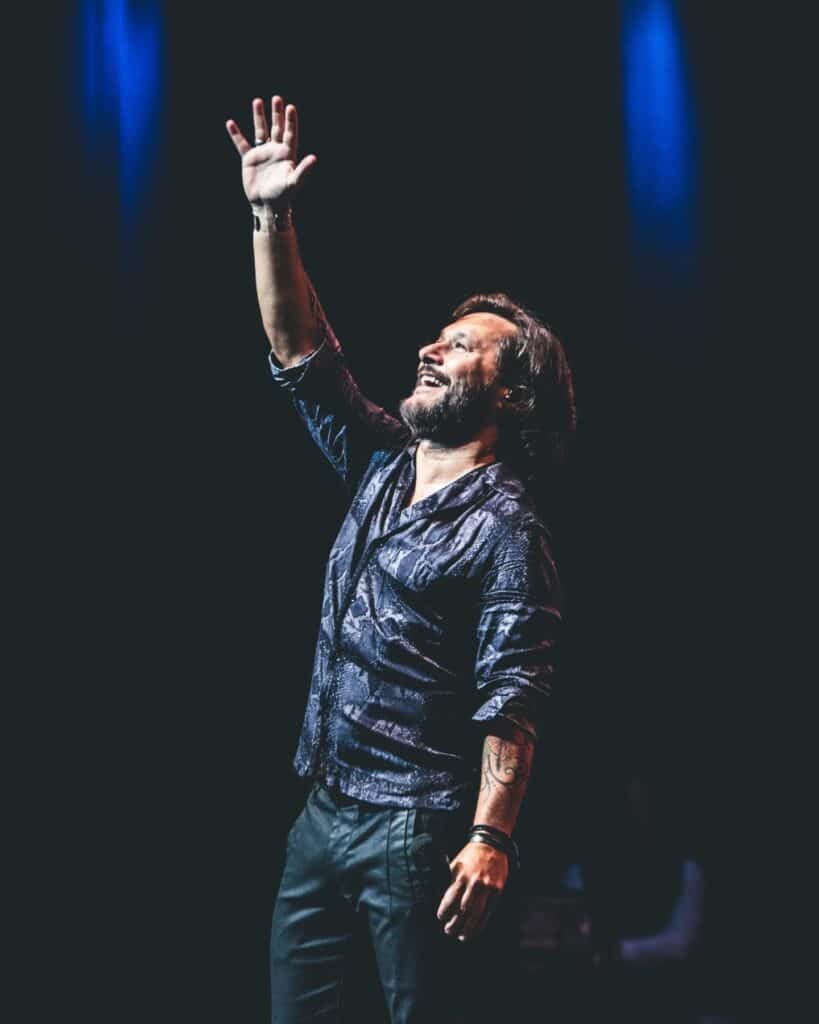 Diego Torres - Diego Torres nació en Buenos Aires el 9 de marzo de 1971. Heredó el talento de su madre Lolita Torres, una de las artistas más queridas en el mundo del espectáculo argentino. Ya adolescente formó una banda a la que llamó La Marca. Paralelamente a este proyecto musical en 1989 Torres incursionó en la TV como actor. Diego Torres