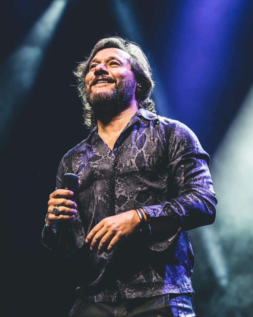 Diego Torres - Diego Torres nació en Buenos Aires el 9 de marzo de 1971. Heredó el talento de su madre Lolita Torres, una de las artistas más queridas en el mundo del espectáculo argentino. Ya adolescente formó una banda a la que llamó La Marca. Paralelamente a este proyecto musical en 1989 Torres incursionó en la TV como actor. Diego Torres