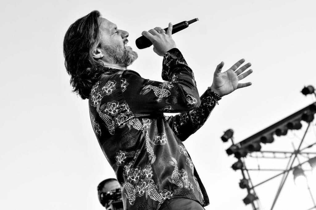 Diego Torres - Diego Torres nació en Buenos Aires el 9 de marzo de 1971. Heredó el talento de su madre Lolita Torres, una de las artistas más queridas en el mundo del espectáculo argentino. Ya adolescente formó una banda a la que llamó La Marca. Paralelamente a este proyecto musical en 1989 Torres incursionó en la TV como actor. Diego Torres