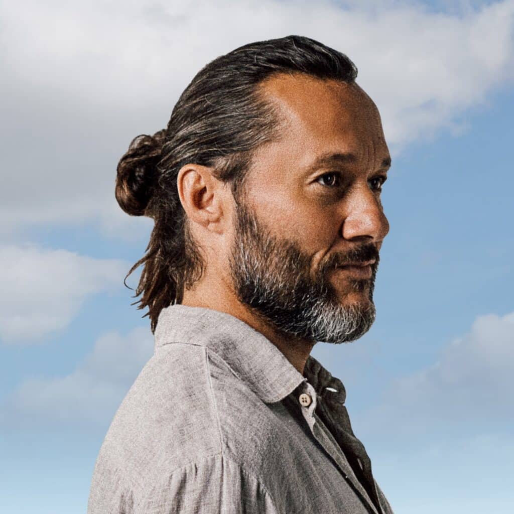 Diego Torres - Diego Torres nació en Buenos Aires el 9 de marzo de 1971. Heredó el talento de su madre Lolita Torres, una de las artistas más queridas en el mundo del espectáculo argentino. Ya adolescente formó una banda a la que llamó La Marca. Paralelamente a este proyecto musical en 1989 Torres incursionó en la TV como actor. Diego Torres