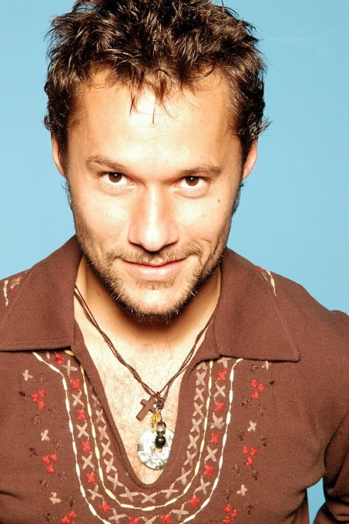 Diego Torres - Diego Torres nació en Buenos Aires el 9 de marzo de 1971. Heredó el talento de su madre Lolita Torres, una de las artistas más queridas en el mundo del espectáculo argentino. Ya adolescente formó una banda a la que llamó La Marca. Paralelamente a este proyecto musical en 1989 Torres incursionó en la TV como actor. Diego Torres
