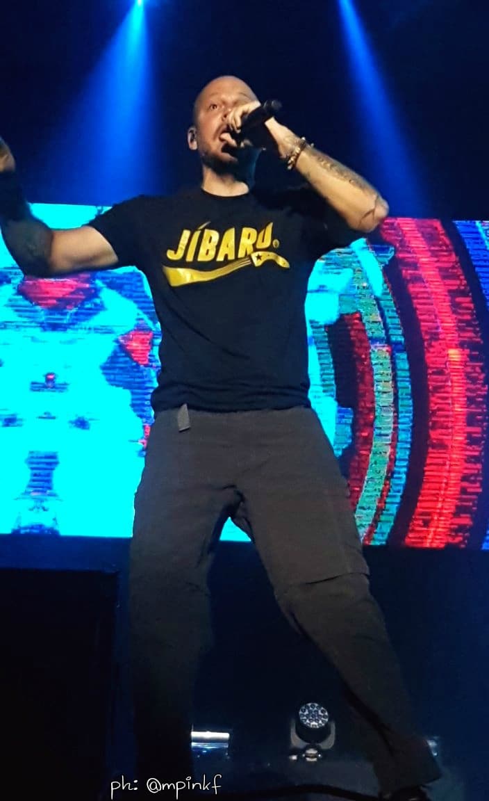 Demoledor show de Residente en Rosario - El boricua llevó su gira internacional a Rosario en lo que fue una noche inolvidable y enérgica. Dio junto a su excelsa banda cosmopolita un gran concierto conformado por las nuevas canciones de su álbum homónimo y los hits inoxidables y bailables de Calle 13. Salvo algunos momentos de paz, como cuando sonó "Milo" (la canción que le escribió al hijo que tuvo con la argentina Sole Fandiño), las dos horas y media de Residente fueron a pura explosión. e0f3126c 375e 43bf 8c96 bde23b3a1213
