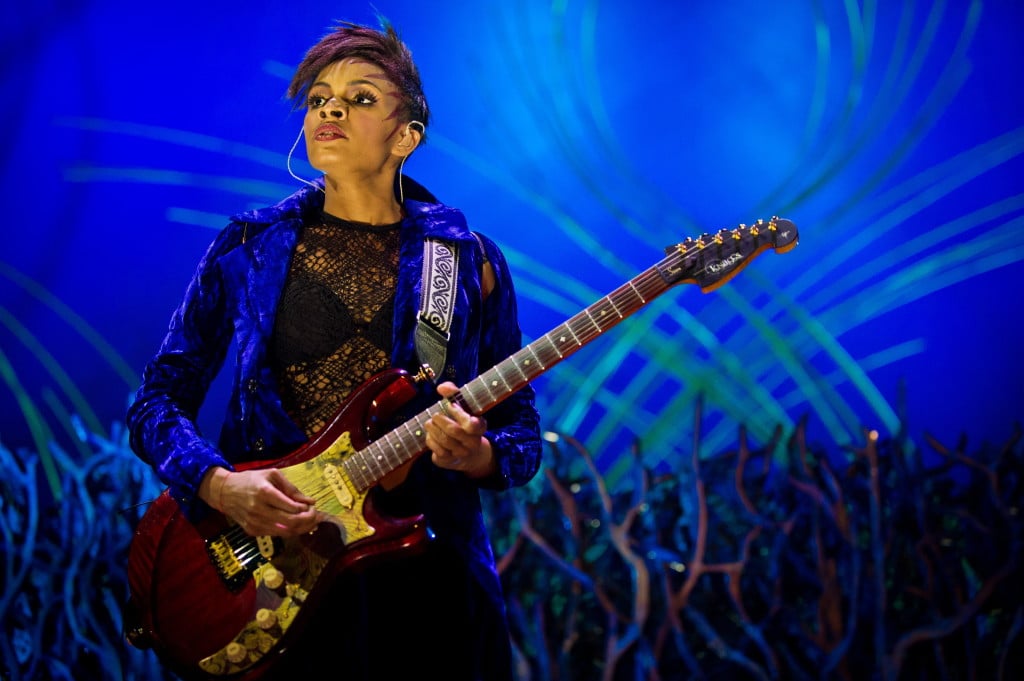 El rock y el feminismo como motor: la música del Cirque du Soleil - El Cirque du Soleil se presenta en la Argentina con Amaluna y en Rosario tuvimos la chance de recorrer sus instalaciones, en el marco de lo que serán varias noches (del 14 al 28 de febrero) inolvidables. Las entradas, para este espectáculo canadiense único, aún se consiguen en Compratuticket. Pero no solamente la creación de los actos es lo más original de este tanque canadiense; la música dice mucho y su banda de mujeres resulta imperdible. La misión de los compositores Bob & Bill era crear una sonido inédito para Amaluna en el que las guitarras están muy presentes y el sonido y se encuadra en el estilo musical contemporáneo por una banda formada por bajo, batería, violonchelo, voz, teclados y percusión.
La intención de este dúo fue apoyar las guitarras (foto: 425Magazine) en la entrega de una música directa sin tantos ribetes. "Queríamos liberar el poder en bruto que artistas y músicos llevan al escenario ", explican Bob & Bill.
Los músicos comparten el escenario con acróbatas. Amaluna es el primer espectáculo del Cirque du Soleil con una girlband. "Queríamos reflejar las agallas y actitud de estos músicos a través de la música en sí misma", añaden los creadores de los sonidos del circo.
Bob & Bill son reconocidos por su capacidad para difuminar las líneas entre géneros y estilos para crear un conjunto visual intrincadamente tejido. "Creamos un sonido para el espectáculo que seguiría la línea emocional de los números acrobáticos", manifestaron.
"Cada acto tiene su propia respiración y ritmo, su propio arco, y la música debe reflejar esto. La música es una extensión del alma de un carácter y una expresión en el sonido de la narración del espectáculo".
De yapa, escuchá la entrevista de Pablo Diaz D'Angelo con Kelsey y Mark, clowns de Amaluna, la nueva ceremonia del Cirque du Soleil. e15c7d86 eda7 4133 82a6 9fe812e8c49f