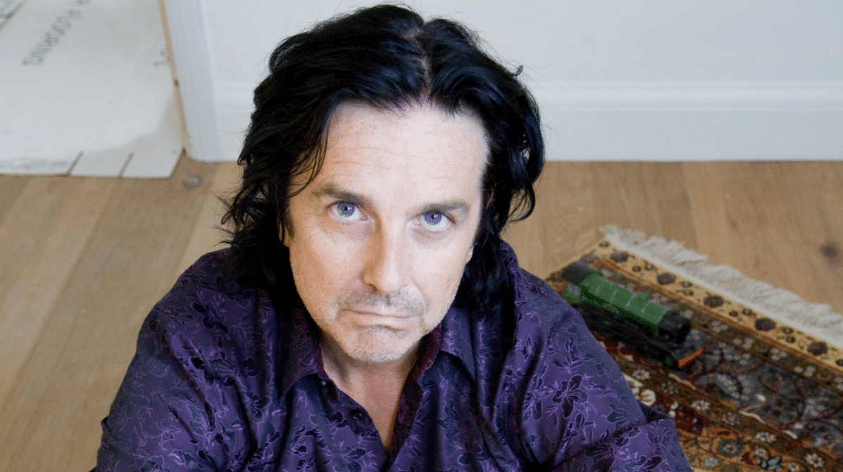 Steve Hogarth: "Vivo cosas muy extrañas gracias a Marillion" - “Una parte mía cree en los vínculos profundos, porque hay algo especial cuando se juntan la música y las letras. A veces llegan a los espíritus de los oyentes, y ellos sienten la convicción de que fueron escritas para sí mismos. Creo que ese es el signo de una buena canción: si mil personas piensan que fue compuesta en base a ellos, entonces armaste algo bueno -explica Steve Hogarth desde Inglaterra, con un tono pausado y altivo-. Por ende, siempre existe la posibilidad de que un tema conlleve una conexión metafísica”. e3836456 f36a 4f92 907b 763d1fa28067