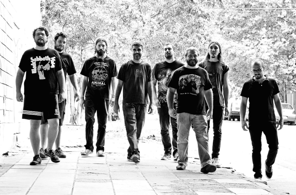 De negro vestidos por sentimiento, locura y pasión - El trabajo primigenio del Grupo de Investigación Interdisciplinaria sobre el Heavy Metal Argentino (GIIHMA) rompió con la lógica periodística y académica cuatro años atrás para indagar en la profundidad de las obras fundacionales del metal nacional. Siete enfoques diferentes y reveladores para analizar la vida, el discurso y la poética de los que fueron y son los principales referentes de la escena es lo que propone "Se nos ve de negro vestidos", un compendio de lecturas obligadas tanto para los que están dentro como fuera del colectivo metalero. e57db42e 11f9 472a a778 5278e12b7e8e