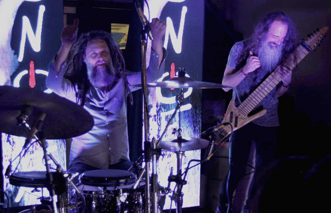 OnOff y sus "Diez maneras fáciles de volver las cosas más difíciles" - En el vivo eligen la particularidad de darle gran importancia a lo audiovisual. ¿Para OnOff esto permite viajar entre los sonidos y darle un paisaje o una cara a cada tema? e8bd9112 abf9 415d 817f 45920840301b