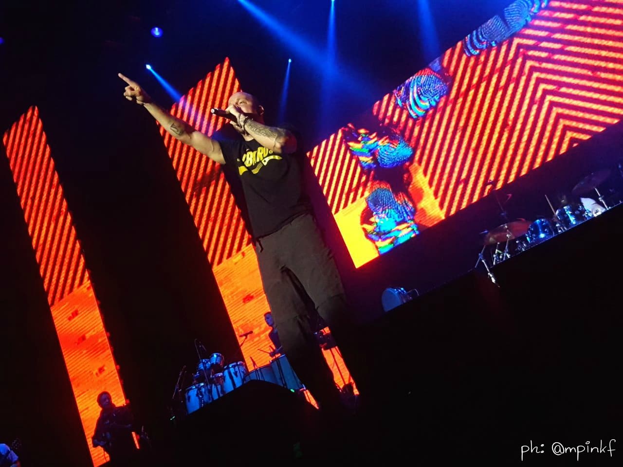 Demoledor show de Residente en Rosario - El boricua llevó su gira internacional a Rosario en lo que fue una noche inolvidable y enérgica. Dio junto a su excelsa banda cosmopolita un gran concierto conformado por las nuevas canciones de su álbum homónimo y los hits inoxidables y bailables de Calle 13. Salvo algunos momentos de paz, como cuando sonó "Milo" (la canción que le escribió al hijo que tuvo con la argentina Sole Fandiño), las dos horas y media de Residente fueron a pura explosión. ece7bbf1 2cea 4712 8df7 62d037acb9ac