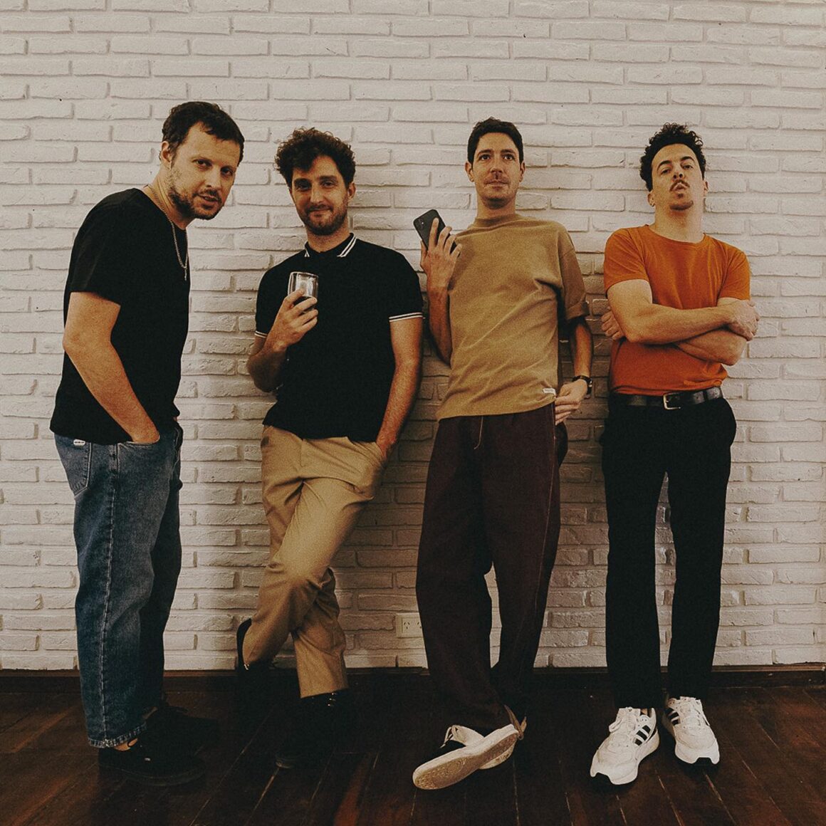 El Kuelgue - El Kuelgue es un grupo fundado en Buenos Aires en el año 2004, que surge como resultado de una búsqueda lírica y musical cuyo motor principal es la improvisación. El Kuelgue, 2024. Foto de prensa