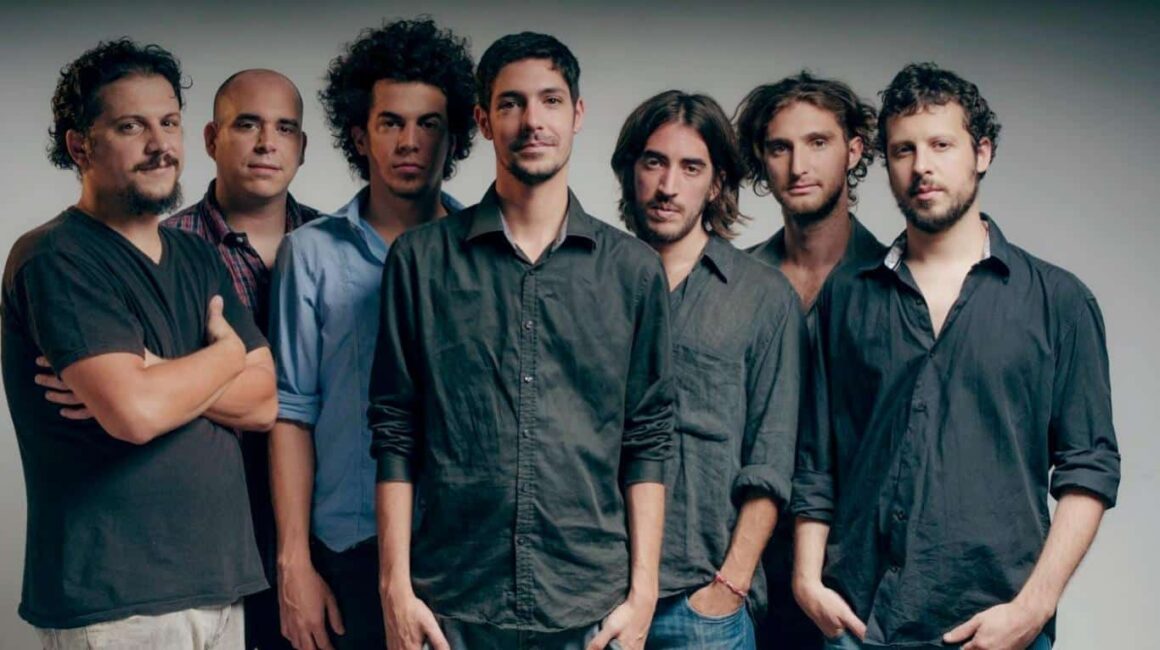 El Kuelgue - El Kuelgue es un grupo fundado en Buenos Aires en el año 2004, que surge como resultado de una búsqueda lírica y musical cuyo motor principal es la improvisación. el kuelgue