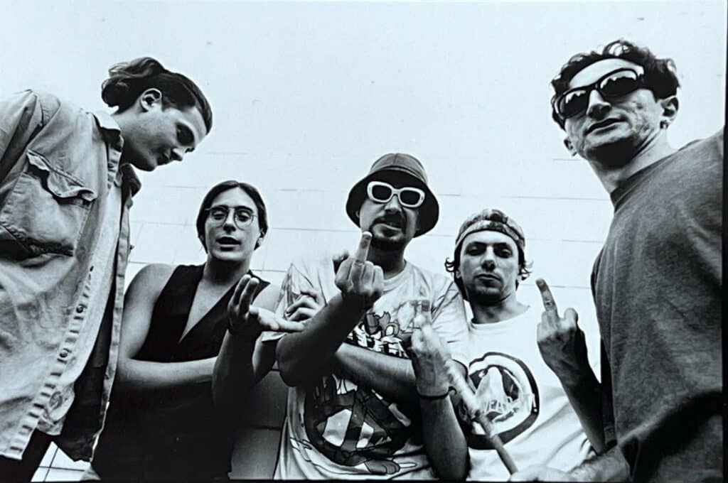 El Peyote asesino - El Peyote Asesino fue una banda de rock uruguayo de hip-hop, rap y funk que se formó a mediados de 1994 en Montevideo. El Peyote Asesino. Foto: Matilde Campodónico