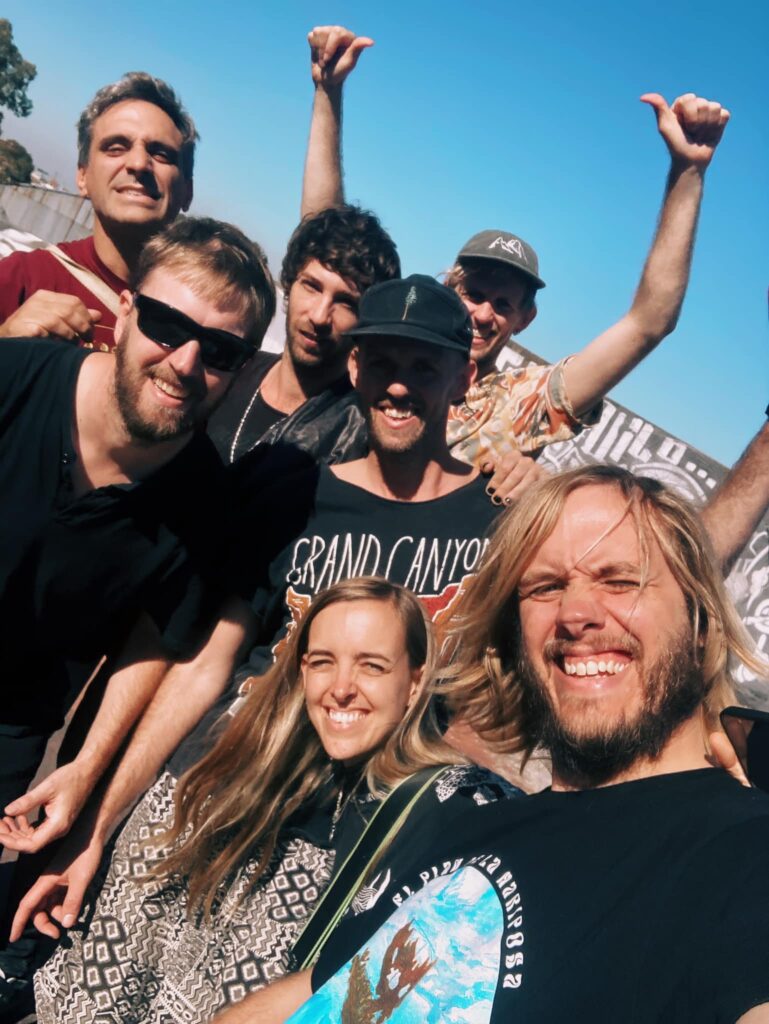El Plan de la Mariposa - El Plan de la Mariposa se formó en 2008 como una banda argentina de rock latino y psicodélico integrada por nueve músicos: cinco hermanos y cuatro amigos. Surgida en Necochea, un par de años después hizo base en Buenos Aires. El Plan de la Mariposa