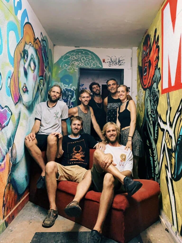El Plan de la Mariposa - El Plan de la Mariposa se formó en 2008 como una banda argentina de rock latino y psicodélico integrada por nueve músicos: cinco hermanos y cuatro amigos. Surgida en Necochea, un par de años después hizo base en Buenos Aires. El Plan de la Mariposa
