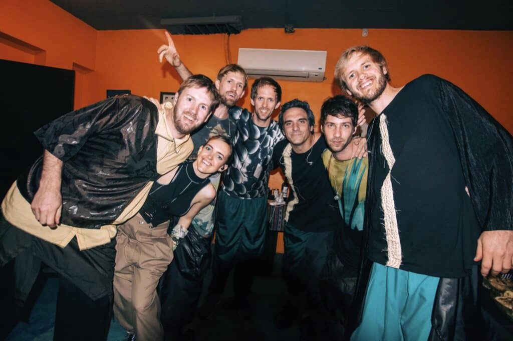 El Plan de la Mariposa - El Plan de la Mariposa se formó en 2008 como una banda argentina de rock latino y psicodélico integrada por nueve músicos: cinco hermanos y cuatro amigos. Surgida en Necochea, un par de años después hizo base en Buenos Aires. El Plan de la Mariposa