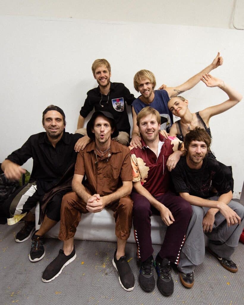 El Plan de la Mariposa - El Plan de la Mariposa se formó en 2008 como una banda argentina de rock latino y psicodélico integrada por nueve músicos: cinco hermanos y cuatro amigos. Surgida en Necochea, un par de años después hizo base en Buenos Aires. El Plan de la Mariposa