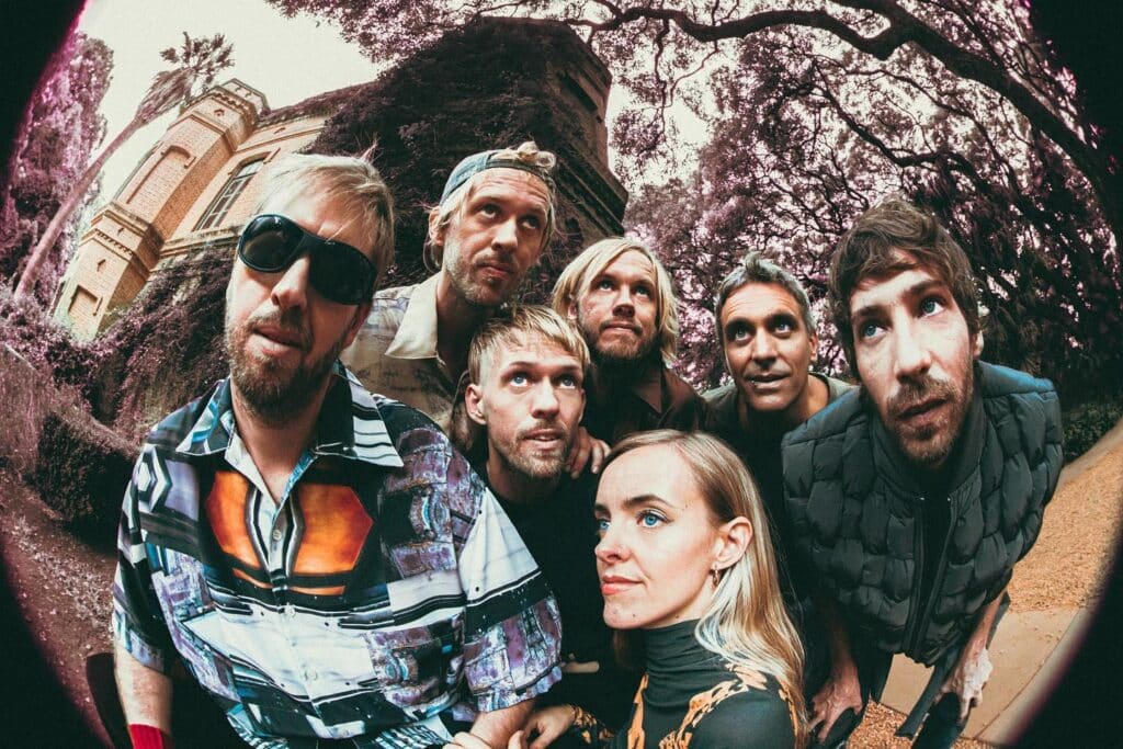 El Plan de la Mariposa - El Plan de la Mariposa se formó en 2008 como una banda argentina de rock latino y psicodélico integrada por nueve músicos: cinco hermanos y cuatro amigos. Surgida en Necochea, un par de años después hizo base en Buenos Aires. El Plan de la Mariposa