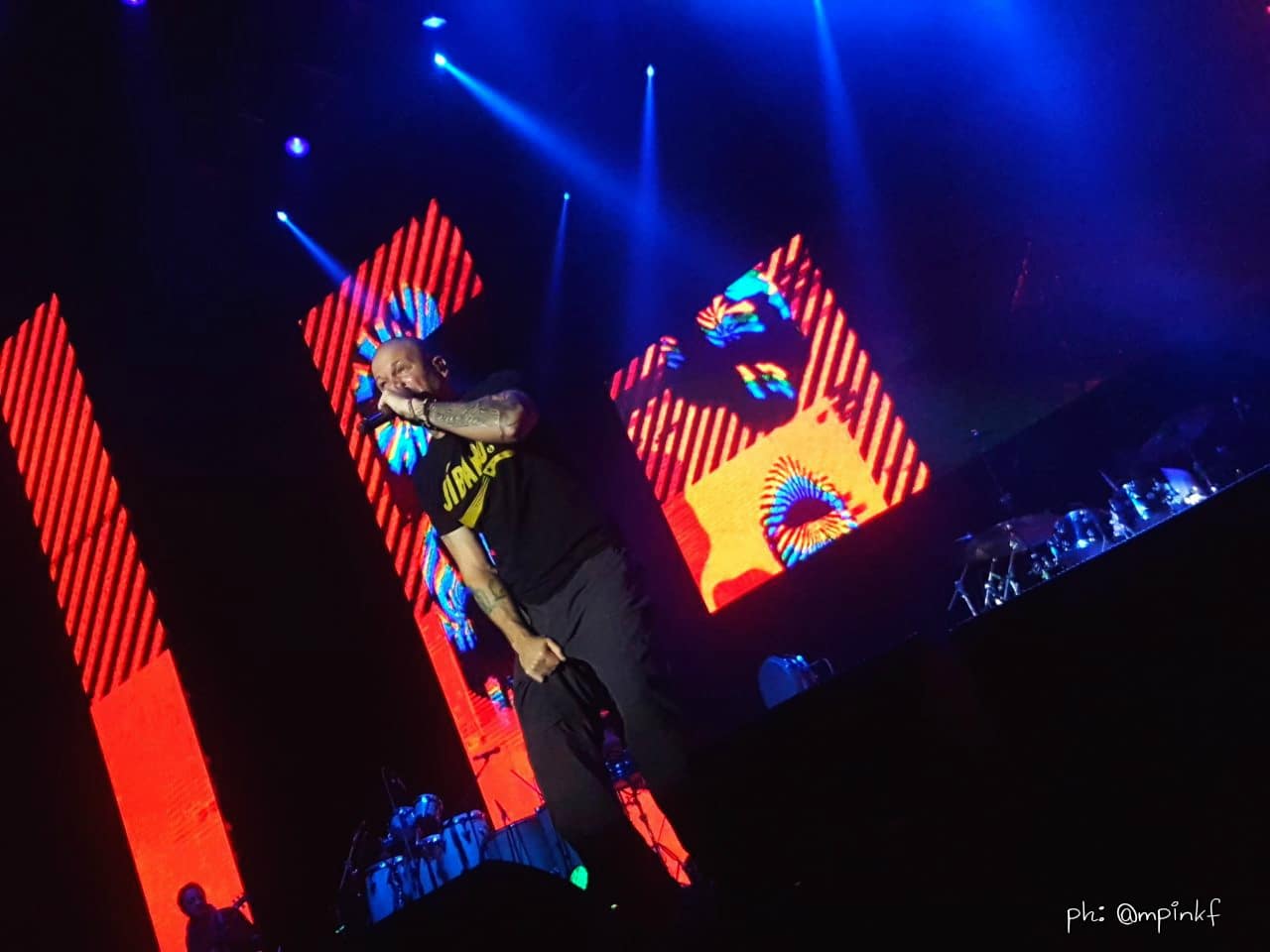 Demoledor show de Residente en Rosario - El boricua llevó su gira internacional a Rosario en lo que fue una noche inolvidable y enérgica. Dio junto a su excelsa banda cosmopolita un gran concierto conformado por las nuevas canciones de su álbum homónimo y los hits inoxidables y bailables de Calle 13. Salvo algunos momentos de paz, como cuando sonó "Milo" (la canción que le escribió al hijo que tuvo con la argentina Sole Fandiño), las dos horas y media de Residente fueron a pura explosión. f0e9fff9 7c6e 45c2 b395 717fd175b16f