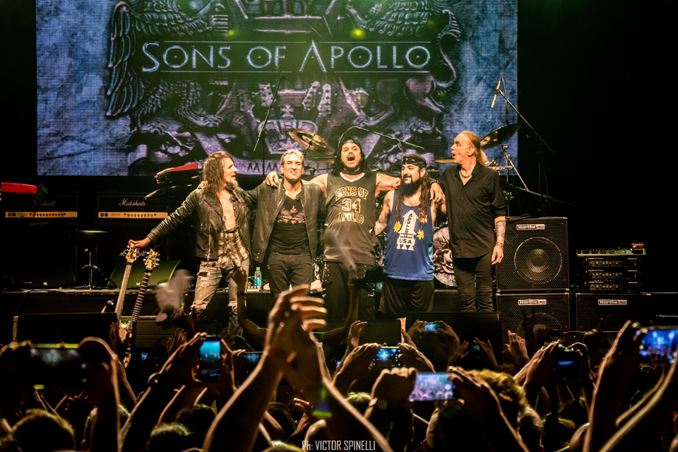 Sons of Apollo en Groove: el verdadero legado del Dios Sol - El supergrupo progresivo fundado por Mike Portnoy y Derek Sherinian visitó la Argentina para presentar “Psychotic Symphony”, su primer disco de estudio. Finalmente llegaron a nuestro país. Mike Portnoy (batería), Derek Sherinian (teclados), Billy Sheehan (bajo), Ron ‘Bumblefoot’ Thal (guitarra) y Jeff Scott Soto (voz) se presentaron por primera vez en la Argentina – es decir: todos juntos, como Sons of Apollo - para dar un show impecable, donde, además de presentar canciones de su disco de estudio, se permitieron coquetear con alguna que otra perlita del pasado. El concierto, que arrancó con “God of the Sun”, continuaría, sin pausas, con “Signs of Time”, “Figaro’s Whore” y “Divine Addiction, para meter, inmediatamente, el primer cover de la noche: “Just Let Me Breathe”, de Dream Theater. Con un quinteto ajustadísimo, siempre a la altura de las circunstancias, la banda recorrió de punta a punta, pero no en orden, su único álbum. Así, pasaron, fueron pasando “Labyrinth”, “Lost in Oblivion”, la hermosa cuasi balada “Alive”, y el monstruoso y épico instrumental de casi once minutos “Opus Maximus”. Como cabía esperar, todos tuvieron su protagónico, a solas, en el escenario (curiosamente, Portnoy fue el único sin número solista): Bumblefoot, con una divertida – y virtuosa, claro - versión del “Pink Panther Theme”; Soto jugando con el delay en un magistral a capella de “The Prophet’s Song” y una emotiva interpretación, junto al guitarrista, de “Save Me” (los dos, clásicos de Queen); Sheehan como irrefutable prueba de vida alienígena y, Sherinian, aprovechando el cien por ciento de sus bancos de sonidos para servir de preludio al que sería el momento más elevado de la velada, el del segundo cover: “Lines in the Sand”, - también de la ex banda de los fundadores -, con mención especial para el inquieto Bumblefoot que, en las botas del gran John Petrucci, supo poner la piel de gallina a toda la concurrencia con su fenomenal interpretación del conmovedor solo. Pero todo tiene un final. El gran cierre llegaría a dos horas del inicio, después de un brevísimo descanso: primero sonaría “And The Craddle Will Rock” (cover de Van Halen) y, ahora sí, definitivamente, la que estaba faltando del nuevo disco: “Coming Home”. Y, mientras los músicos, saludando atónitos ante la respuesta del público se preparaban para dejar el escenario, la ovación no encontraba punto final. Aristeo, Orfeo, Troilo, Eleuter, Coribantes, Asclepsio, Mileto, Anfiso son, según la mitología grecorromana, algunos de los hijos que Apolo, patrono de las bellas artes y la música, entre otras cosas, dejó en esta tierra. Mike, Derek, Billy, Ron y Jeff no aparecen en ninguna lista oficial. Aun así, permitámonos creer que solo se trata de un error: estos cinco tienen que ser hijos de Apolo. Si no, no se explica. Fotos: Víctor Spinelli f1206581 e5a2 48d1 9b83 e71bda45daa8