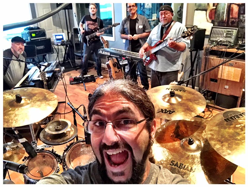 Mike Portnoy: "Este es el disco más importante de mi carrera" - -Sí, eso espero. ¡Dios, Sudamérica es uno de los lugares en los que más disfruto tocar! Sería una lástima que no pudieran escuchar este gran disco en vivo. Pero honestamente, no depende de nosotros. Yo viajaría a todos los países, aunque depende de los promotores contactarnos y hacernos una oferta. Estamos evaluando las posibilidades para mayo. Tienen el mejor público del mundo, ¡así que prepárense! f268ca72 cf78 4706 bcd5 abcb672bbe08