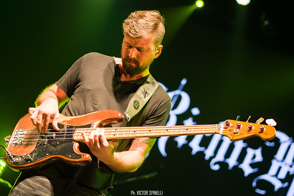 Richie Kotzen presentó disco en Flores - Sea por curiosidad o por una perpetua necesidad de movimiento, Richie Kotzen nunca se queda quieto. Solo por aburrimiento, por ejemplo, decidió dejar la púa y aprender a tocar la eléctrica a dedo pelado. También pasó por casi todos los estilos que el rock ha dado: glam con Poison; hard rock con Mr. Big, Forty Deuce y The Winery Dogs; jazz, fusión y funk con Vertu y Greg Howe. Y todo eso junto en su veintena de discos solistas. Material de sobra, entonces, para esta nueva visita a nuestro país, centrada en su catálogo en solitario y, sobre todo, en su trabajo más reciente, “Salting Earth”, su disco número 24. f46642c2 4c28 480e 9d63 f35d668960e2
