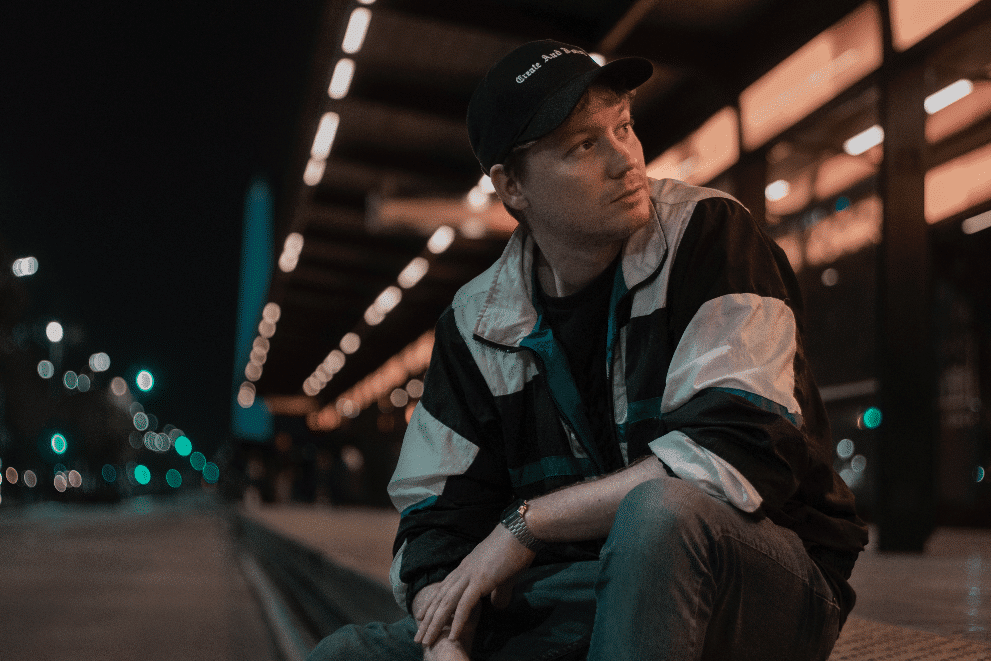 Emanero: "Antes del trap, nosotros mismos nos censurábamos" - Cuando comienza una gira, las canciones evolucionan. El paso de los conciertos hace que los temas cobren una vida nueva, y que se puedan ajustar detalles, arreglos y colores musicales. Federico "Emanero" Giannoni, uno de los grandes nombres del rap argentino, es consciente de eso: su cuarto disco, "Tres Mil Millones de Años Luz" (2018), fue presentado oficialmente en La Trastienda en abril, pero las melodías siguen mutando. f5cebc3e 0f04 4dba b231 d94bb26611f6