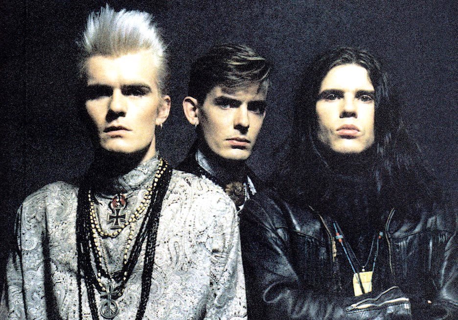 Ian Astbury: "Los humanos estamos extinguiéndonos" - -Voy a ser honesto con vos. Antes nos habían ofrecido ir como teloneros de otras bandas, pero les dije: "No, no vamos a ir a Buenos Aires para tocar quince minutos". Financieramente nos conviene ahora, porque vamos a llegar hasta Brasil con The Who. Es una hermosa oportunidad, pero también queríamos hacer nuestros propios shows y conectarnos con nuestros fans. Esto causó problemas dentro de la banda, mejor dicho entre Billy y yo. Juan Azulay, nuestro director de arte, es argentino. Y en el video de "G O A T" aparece un entrenador de allá. Así que existe una conexión especial con ustedes. No sé lo que es, pero lo siento. f61e75d2 63b8 4332 8f37 41e001d0c0ad