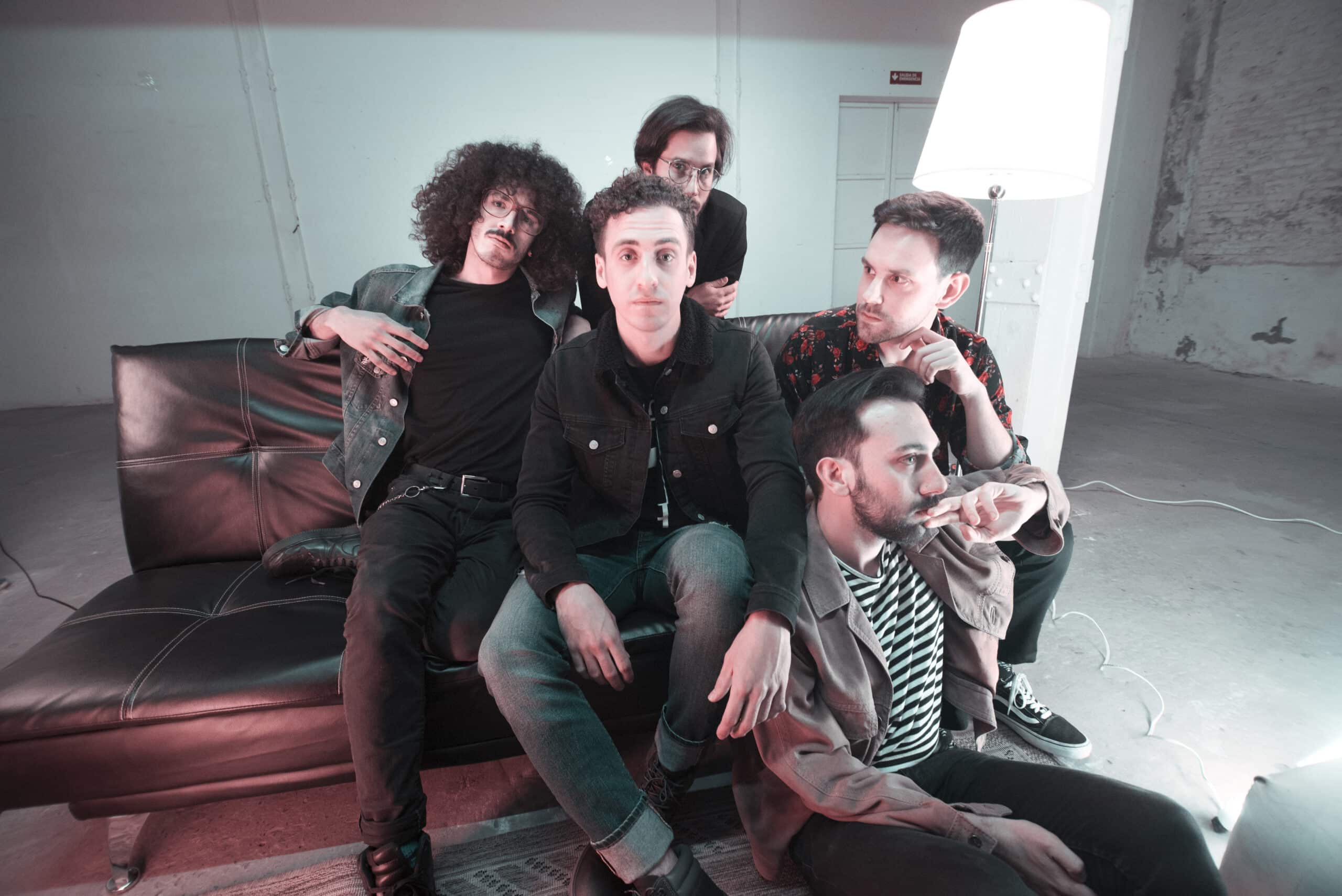 Franco Vinciguerra: "La idea de hacer música y tener algo para decir es poder compartirlo" - El guitarrista y vocalista de Mi Paracaídas se refirió a "Complicidad", un ambicioso segundo disco de estudio del grupo rosarino que fue lanzado para libre descarga en septiembre de este mismo año. Tras la salida de la placa, el objetivo es presentarlo en todo el país y seguir elaborando material con contenido y expandir sus fronteras, llevando su trabajo a la mayor cantidad de oídos posibles. Seba Amorelli de Buenas Tardes se encargó de ser el coach vocal. Este viernes lo presentan en vivo en el Galpón de la Música. En el disco se nota un trabajo intenso en las voces ¿Cuánto tiene que ver Seba Amorelli de nuevo en esta cuestión y que dicho sea de paso le está yendo muy bien con su banda?
Seba fue el productor del disco anterior, nuestro primer trabajo de estudio, fue una experiencia muy linda trabajar con él. Nos ayudo mucho. En este caso su participación viene a ser una suerte de coaching. En algunos de los temas los tiempos se extendieron y costaba encontrar un cierre para los mismos. Fue por eso que decidimos recurrir a una opinión externa a la banda en referencia a las lineas vocales, melodías y arreglos de voz, para tener otra perspectiva fresca y objetiva. Volvimos a trabajar con él justamente por la experiencia positiva que tuvimos con nuestro material debut.
Son 11 canciones en un álbum de 35 minutos ¿Es un pop más explosivo que en "Percepción..."?
Creo que el recurso explosivo es algo que siempre nos gustó resaltar en nuestro temas, jugar con la intensidad e ir siempre bien al frente. "Percepción..." es un disco que buscaba de alguna manera ser agresivo musicalmente, en el caso de "Complicidad" intentamos mantener esa esencia fronteriza, con la diferencia de que nos animamos a explorar otros lugares, otras sensaciones, ser más permeables. Y tal vez eso lo haga más pop, que de cierta manera abarca mucho más estilos y puede llegar a las personas más fácilmente. Lo mismo pasa con la lírica, intentamos ser más directos con lo que queremos transmitir, que el que lo escucha entienda hacia donde va el mensaje y se pueda sentir relacionado o identificado con sus experiencias personales. ¿Qué les dejó la experiencia con Marcelo Moura en Rock del País, un ícono del pop nacional?
Marcelo es una persona extraordinaria, nos recibió en su casa y tuvimos unas charlas de lo más enriquecedoras y divertidas. Su enfoque sobre nuestra música fue realmente interesante, mucho de estos conceptos sobre manejar intensidades y cuestiones que él notaba sobre nuestro primer disco nos acercaron un poco a dar un giro sobre ciertos temas que ya teníamos en mente. Asimismo nos alegró mucho ver la humildad y transparencia con la que se maneja.
"Complicidad" se puede escuchar en YouTube y descargar gratis ¿Tiene que ver con eso de "llevar su música a la mayor cantidad de oídos posibles"?
La idea de hacer música y tener algo para decir es poder compartirlo. Encontrar esa afinidad con la gente. Por eso tratamos de buscar y agotar todos los medios para lograr esto. Hoy en día las redes sociales y las plataformas nos acercan mas y de mas fácil manera uno con otro, y al mismo tiempo nos dan acceso a todo tipo de experiencias, hay que aprovecharlas y explotarlas al máximo.
¿Cómo es eso de que el show en el Galpón de la Música tendrá una "puesta en escena única e interactiva? ¿Qué traman para la presentación?
El show de este viernes va a ser único porque presenta una propuesta más integral. En principio vamos a estar tocando por primera vez la totalidad del disco, hay muchos de los temas que todavía la gente no los escuchó en vivo. Vamos a hacer algunas re-interpretaciones de temas de "Percepción", vamos a contar con músicos invitados, y todo esto acompañado por visuales, iluminación, y puesta que armamos en conjunto con los chicos de Fango Films que son los que estuvieron a cargo del vídeo de "Destinados al error" el primer corte del disco. La idea es que la gente se vea envuelta en el show y se haga cómplice del mismo.
Mi Paracaídas presenta "Complicidad" este viernes 19 de octubre en el Galpón de la Música de Rosario (Estévez Boero 980). Para más información entrá al evento en Facebook. Quedate escuchando el segundo álbum de este grupo pop rosarino acá: f663fca4 4b6d 4b93 8b8d 16f5705c3714 scaled