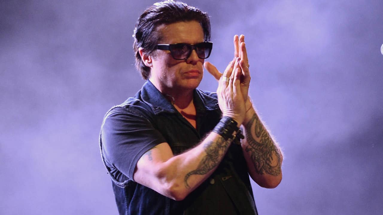 Ian Astbury: "Los humanos estamos extinguiéndonos" - -Voy a ser honesto con vos. Antes nos habían ofrecido ir como teloneros de otras bandas, pero les dije: "No, no vamos a ir a Buenos Aires para tocar quince minutos". Financieramente nos conviene ahora, porque vamos a llegar hasta Brasil con The Who. Es una hermosa oportunidad, pero también queríamos hacer nuestros propios shows y conectarnos con nuestros fans. Esto causó problemas dentro de la banda, mejor dicho entre Billy y yo. Juan Azulay, nuestro director de arte, es argentino. Y en el video de "G O A T" aparece un entrenador de allá. Así que existe una conexión especial con ustedes. No sé lo que es, pero lo siento. fcad595a 0ed8 4968 82fd 49c8b7fa5ee4