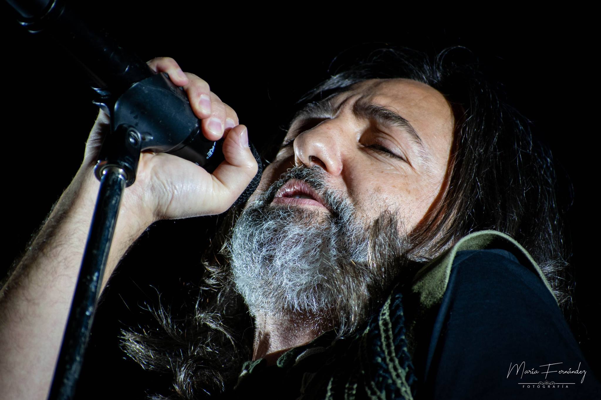 El Festival Bandera debutó ante una multitud - La organización del Bandera (parte de los que realizaban el recordado Quilmes Rock en la city) publicó, ya en domingo, en sus redes sociales "Recién termina...y esto es solo el comienzo. Gracias a todos por estar en el primer #FestivalBandera18". No cabe duda que los productores de este festi salieron victoriosos y sentaron un precedente, un cambio de paradigma en el que quizás las bandas y el público tengan el mismo prestigio. La música fue por momentos sonido de fondo de una enorme convocatoria que se asemejó mucho más -y evitando comparaciones odiosas- al Lollapalooza que al hasta ahora inalcanzable Cosquín Rock. fdec6376 b4b2 49e3 bd99 e7de54bba92d
