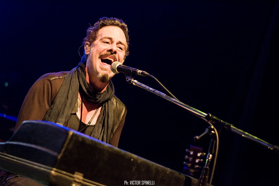 Richie Kotzen presentó disco en Flores - Sea por curiosidad o por una perpetua necesidad de movimiento, Richie Kotzen nunca se queda quieto. Solo por aburrimiento, por ejemplo, decidió dejar la púa y aprender a tocar la eléctrica a dedo pelado. También pasó por casi todos los estilos que el rock ha dado: glam con Poison; hard rock con Mr. Big, Forty Deuce y The Winery Dogs; jazz, fusión y funk con Vertu y Greg Howe. Y todo eso junto en su veintena de discos solistas. Material de sobra, entonces, para esta nueva visita a nuestro país, centrada en su catálogo en solitario y, sobre todo, en su trabajo más reciente, “Salting Earth”, su disco número 24. fff8d8e4 caf8 4543 afd5 76064434390d