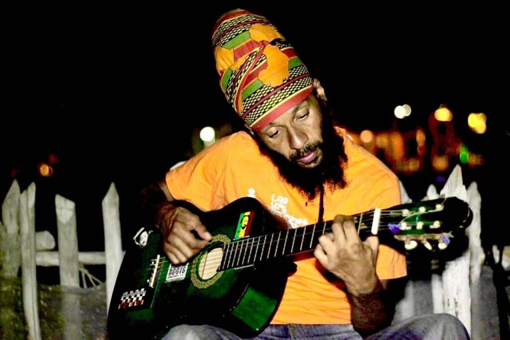 Fidel Nadal - Descendiente de esclavos angoleños, Fidel Nadal se inició en la música durante la mitad de la década de los '80 escuchando a Peter Tosh, Bob Marley y Skatelites. El reggae fue su principal influencia musical que más tarde se vería reflejada en su sonido. Fidel Nadal