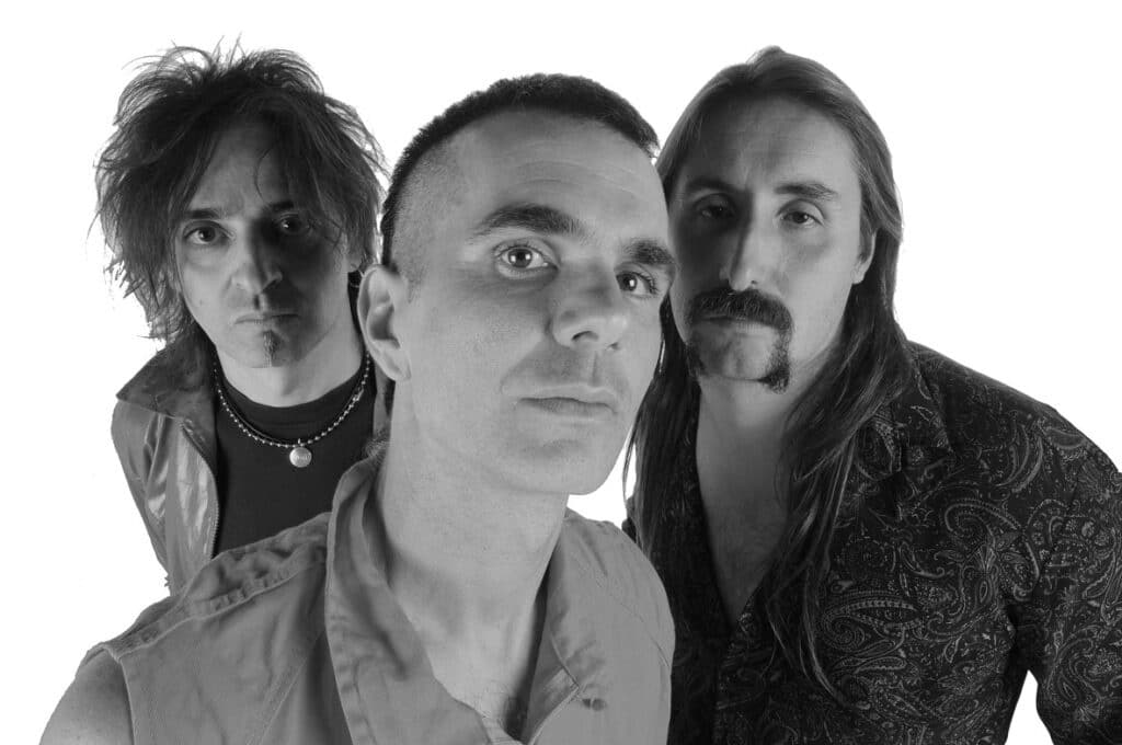 Gran Martell - Este trío está integrado por el baterista Jorge Araujo (quien tocó en Divididos por nueve años), Tito Fargo (ex Hurlingham Regggae Band con Luca Prodan, ex guitarrista de los Redonditos de Ricota y eventual reemplazo de Germán Daffunchio en Sumo) y Gustavo Jamardo (ex bajista de Porco). Gran Martell