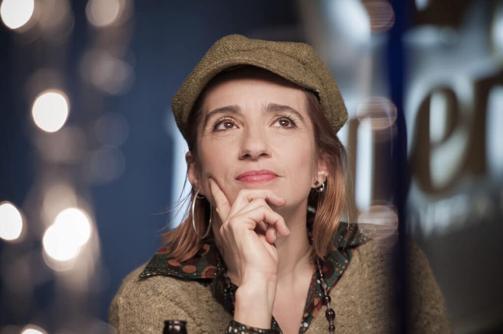 Hilda Lizarazu - Hilda Lizarazu nació en Curuzú Cuatiá, Corrientes, Argentina, el 12 de octubre de 1963. Pasó parte de su adolescencia en New York y regresó a la Argentina en la década del 80, como fotógrafa profesional. Simultáneamente, inició su carrera como cantante integrando bandas como Sueter y Los Twist. Hilda, 2014. Foto: Martina Mordau