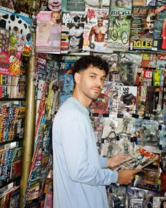Juan Ingaramo - Juan Ingaramo se fue haciendo terreno como cantautor, productor y multiinstrumentista, desde Córdoba, que trabajó con Litto Nebbia, Gonzalo Aloras y Daniela Spalla, entre otros. Representó la faceta más pop del colectivo sello Discos del Bosque y su relación con la música vino desde sus primeros pasos. Creció en un ambiente plenamente musical e intenso ya que su padre, tío y abuelo fueron músicos. Juan Ingaramo