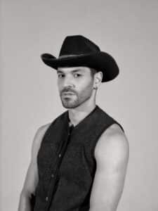 Juan Ingaramo - Juan Ingaramo se fue haciendo terreno como cantautor, productor y multiinstrumentista, desde Córdoba, que trabajó con Litto Nebbia, Gonzalo Aloras y Daniela Spalla, entre otros. Representó la faceta más pop del colectivo sello Discos del Bosque y su relación con la música vino desde sus primeros pasos. Creció en un ambiente plenamente musical e intenso ya que su padre, tío y abuelo fueron músicos. Juan Ingaramo