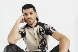 Juan Ingaramo - Juan Ingaramo se fue haciendo terreno como cantautor, productor y multiinstrumentista, desde Córdoba, que trabajó con Litto Nebbia, Gonzalo Aloras y Daniela Spalla, entre otros. Representó la faceta más pop del colectivo sello Discos del Bosque y su relación con la música vino desde sus primeros pasos. Creció en un ambiente plenamente musical e intenso ya que su padre, tío y abuelo fueron músicos. Juan Ingaramo