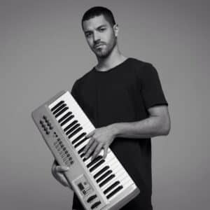 Juan Ingaramo - Juan Ingaramo se fue haciendo terreno como cantautor, productor y multiinstrumentista, desde Córdoba, que trabajó con Litto Nebbia, Gonzalo Aloras y Daniela Spalla, entre otros. Representó la faceta más pop del colectivo sello Discos del Bosque y su relación con la música vino desde sus primeros pasos. Creció en un ambiente plenamente musical e intenso ya que su padre, tío y abuelo fueron músicos. Juan Ingaramo, 2015. Foto: Mical Valusek