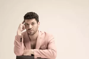 Juan Ingaramo - Juan Ingaramo se fue haciendo terreno como cantautor, productor y multiinstrumentista, desde Córdoba, que trabajó con Litto Nebbia, Gonzalo Aloras y Daniela Spalla, entre otros. Representó la faceta más pop del colectivo sello Discos del Bosque y su relación con la música vino desde sus primeros pasos. Creció en un ambiente plenamente musical e intenso ya que su padre, tío y abuelo fueron músicos. Juan Ingaramo. Foto: Mariana Roveda