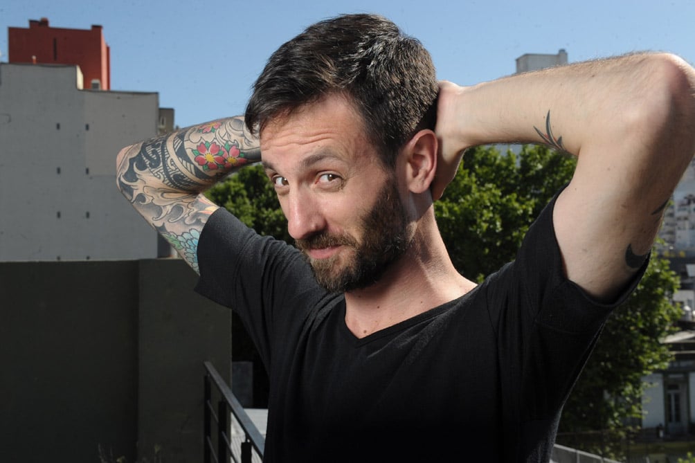 "Rockpolitik", la cruza del rock y la política - En su segundo libro, Juan Ignacio Provéndola traza el recorrido del rock y la política a lo largo de cincuenta años de historia, con sus puntos de encuentros y desencuentros, rupturas y asociaciones, tensiones y contradicciones, a través de testimonios de grandes referentes de la música nacional, facsímiles de informes de inteligencia, anécdotas y una exhaustiva investigación de archivo. juani