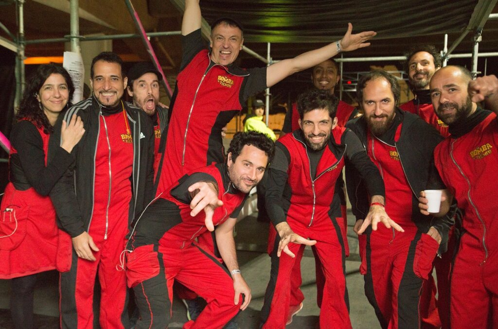 La Bomba de Tiempo - La Bomba de Tiempo es un grupo de percusionistas dirigidos por Santiago Vázquez (Puente Celeste) que practica la improvisación. Ellos mismos explican: "Los músicos se lanzan a tocar sin saber lo que harán sus compañeros. El director va tomando elementos y pidiendo mediante las señas que se imiten o complementen de diversas maneras, que memoricen una parte para usarla más adelante o que cambien abruptamente de ritmo". La Bomba de Tiempo