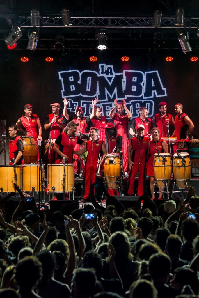 La Bomba de Tiempo - La Bomba de Tiempo es un grupo de percusionistas dirigidos por Santiago Vázquez (Puente Celeste) que practica la improvisación. Ellos mismos explican: "Los músicos se lanzan a tocar sin saber lo que harán sus compañeros. El director va tomando elementos y pidiendo mediante las señas que se imiten o complementen de diversas maneras, que memoricen una parte para usarla más adelante o que cambien abruptamente de ritmo". La Bomba de Tiempo