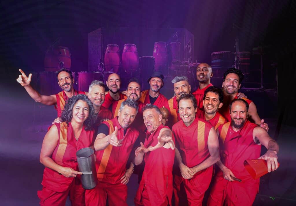 La Bomba de Tiempo - La Bomba de Tiempo es un grupo de percusionistas dirigidos por Santiago Vázquez (Puente Celeste) que practica la improvisación. Ellos mismos explican: "Los músicos se lanzan a tocar sin saber lo que harán sus compañeros. El director va tomando elementos y pidiendo mediante las señas que se imiten o complementen de diversas maneras, que memoricen una parte para usarla más adelante o que cambien abruptamente de ritmo". La Bomba de Tiempo