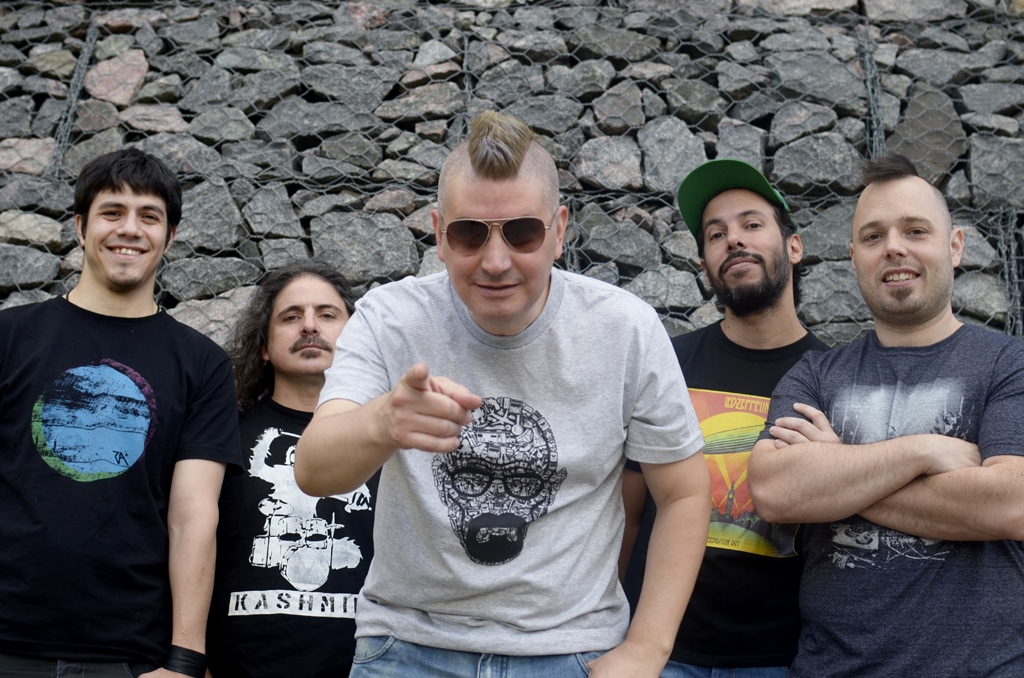 La Perra Que Los Parió, gira y disco en vivo - En los últimos años surgieron bandas que sacudieron la escena local, primero desde el under y después metiéndose de a poco en la escena grande, rompiendo con el monopolio de los mismos de siempre. La Perra Que Los Parió se inscribe en esta nueva escena que viene a dar algo de aire fresco al hace tiempo devaluado rock local. la perra