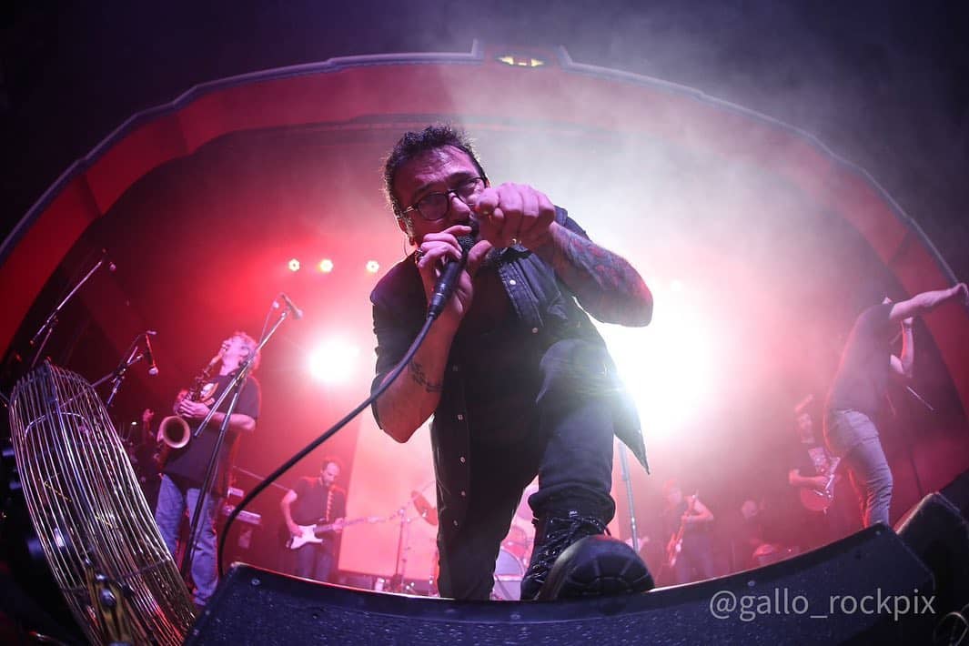 La Vela Puerca volvió a agitar el oeste - En lo que fueron dos jornadas agotadas, la banda uruguaya hizo vibrar nuevamente el auditorio de Haedo durante la visita del sábado 5 y domingo 6 de agosto.A lo largo de la primera fecha en Auditorio Oeste, los rioplatenses desplegaron toda su magia con un popurrí de canciones que iniciaron pasadas las 22. Previo a ello, los amigos de Free Anguila deleitaron a los espectadores con un repertorio en inglés que combinó el funk y soul de manera exquisita. La Vela Puerca en Haedo. Foto: Da Rooster @gallo_rockpix